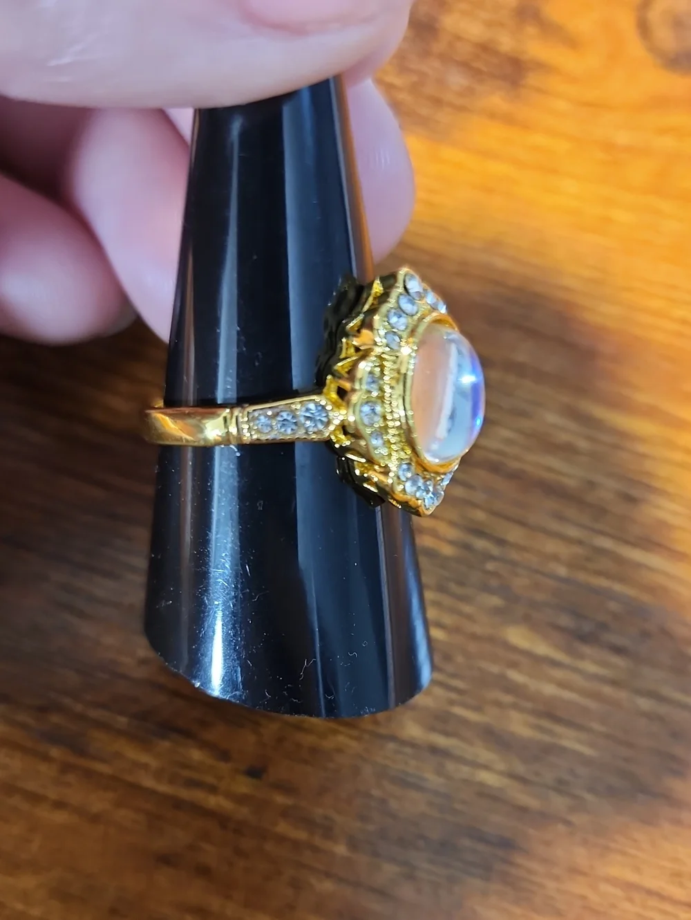 New Imitation Celebrity Style Gold OpalOval Diamond Ring Simple Fashion Luminous